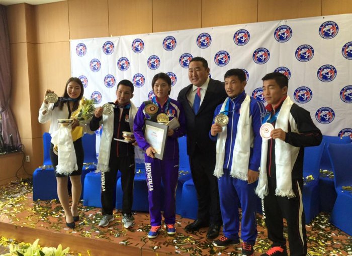 Д.Дагвадорж аварга “олимпийн хоёр эрх өвөртөлсөн тамирчдаа  мөнгөн аяга, алтан гулдмайгаар шагналаа”